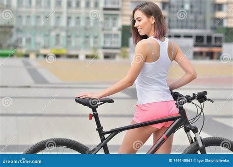 Portrait De Jolie Jeune Fille Avec La Bicyclette Dans La Ville Photo