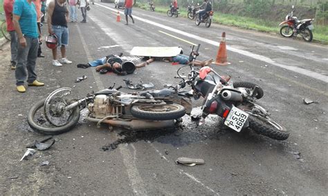 Colisão frontal entre duas motos trevo São Miguel To causa morte dois