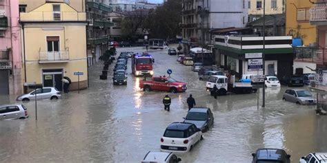 Nubifragio Su Crotone Citt Immersa Nel Fango Quartieri Al Buio E