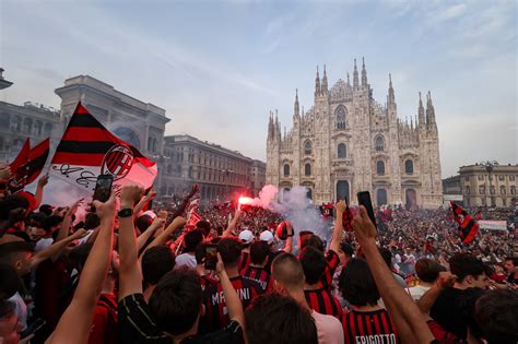 Calcio Milan Campione D Italia Mila I Tifosi A Piazza Duomo Calcio