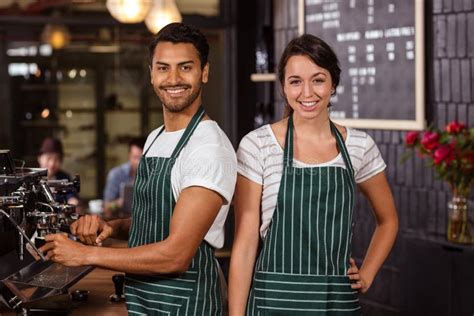 Trabajo Sonriente De Los Baristas Imagen De Archivo Imagen De Personal Empleado 66984727