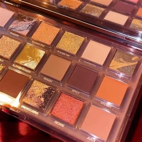 Новая палетка теней для век Huda Beauty Naughty Nude Eyeshadow Palette Holiday BEAUTYNEWS RU