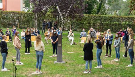 Kunst für Beueler Gymnasium Schülerinnen weihen ihre Skulptur selbst ein