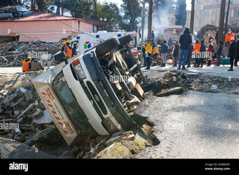 Hatay Turquie 08th févr 2023 Une voiture qui est tombée sur le