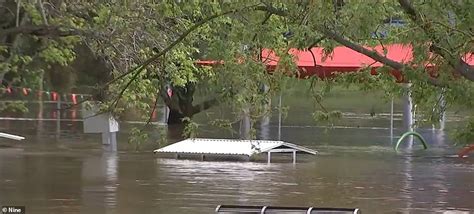 Victoria floods: Shepparton residents put on high alert as thousands ...