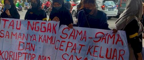 Tulisan Nyeleneh Massa Aksi Di Demo Peringatan Hari Antikorupsi Sedunia