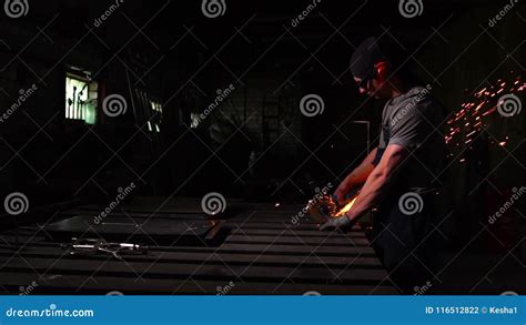 Ingeniero Industrial Que Trabaja En Cortar Un Metal Y Un Acero Con La