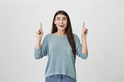 Mujer Feliz Sonriente Emocionada Señalando Y Mirando Hacia Arriba