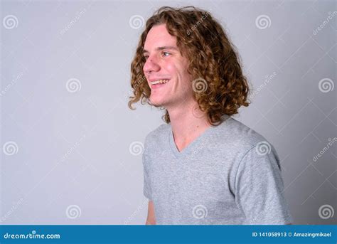 Cara Del Hombre Hermoso Joven Feliz Con El Pensamiento Del Pelo Rizado