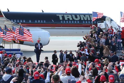 Trump demanda por difamación a la cadena ABC y al periodista George