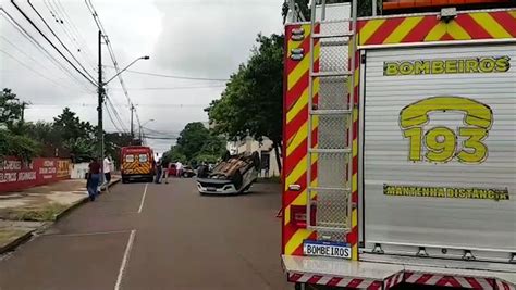 Colisão seguida de capotamento é registrada no Centro de Cascavel