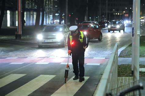 Bus potrącił pieszego na Powstańców Śląskich we Wrocławiu Pieszy w