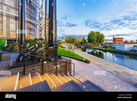 LONDON, UNITED KINGDOM - SEPTEMBER 23: Evening view of riverside ...