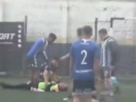 Video un jugador le pegó una patada en la cabeza a un árbitro de