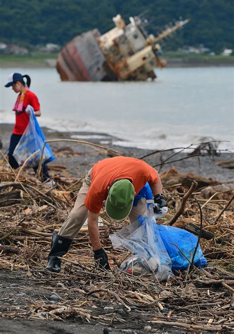 座礁船が放置された浜で高校生らが清掃活動 みらいを紡ぐボランティア