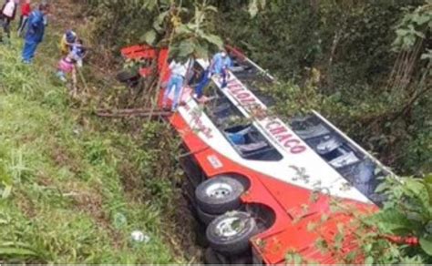 Mueren 18 personas tras desbarrancar autobús en Bolivia