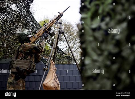 Soldaten Mit Waffen Mg Beim Besuch Von Bundesverteidigungsminister