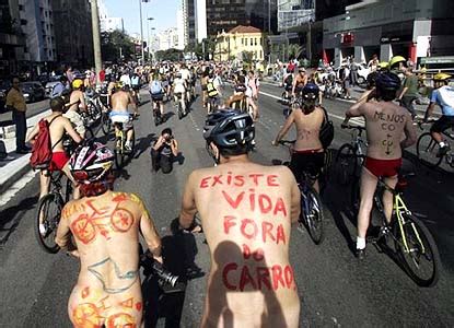 Ciclistas Realizam Pedalada Pelada De S O Paulo Vermelho