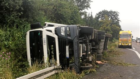 Unfall auf der A2 Lkw kippt bei Königslutter auf Leitplanke