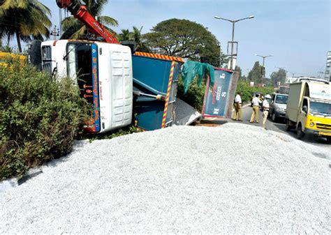 Passengers Injured As Truck Rams Into Private Bus Star Of Mysore