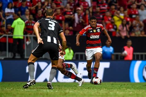 Volante do Flamengo é titular em vitória da seleção brasileira na