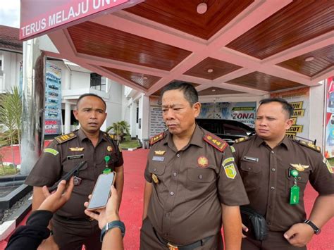 Kejari Taliabu Kroscek Proyek Penimbunan Jalan Di Desa Kramat Yang