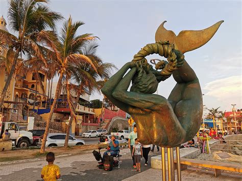 Esculturas En El Malec N De Mazatl N