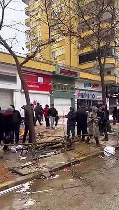 Gaziantep te artçı deprem sonrası 10 katlı bina böyle yıkıldı