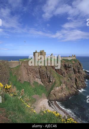 dh DUNNOTTAR CASTLE KINCARDINESHIRE Scottish castle and cliff Scotland ...