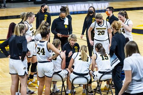 Iowa women’s basketball breezes past Illinois - The Daily Iowan