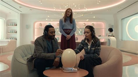 Emilia Clarke And Chiwetel Ejiofor Make An Artificial Baby In The Pod