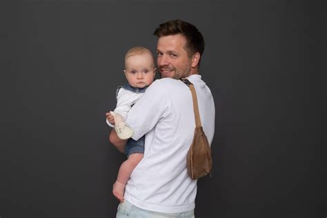 Retrato de joven padre abrazando a su pequeña hija Foto Premium