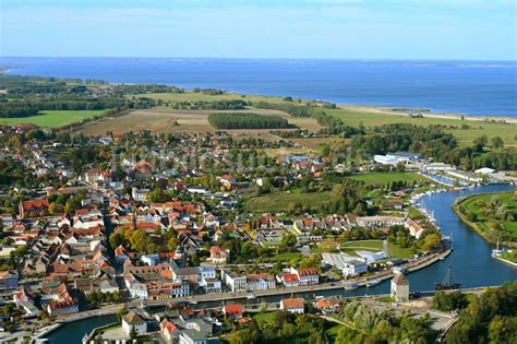 Luftbild Ueckermünde Stadtansicht am Ufer des Flußverlaufes der