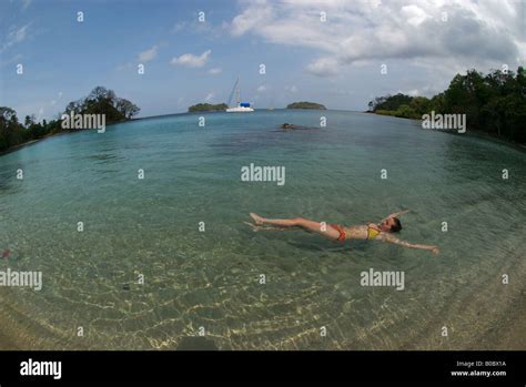 Femme bikini voilier Banque de photographies et dimages à haute résolution Alamy