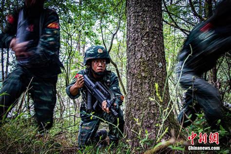 高海拔山地练精兵 武警特战队员实战化演练