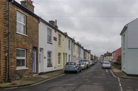 Sandown Road © Ian Capper Cc By Sa20 Geograph Britain And Ireland