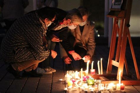 La Fl Che Personnes Rendent Hommage Samuel Paty Le Mans