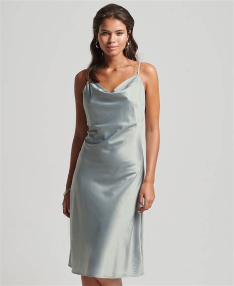 Femme Robe mi longue à enfiler en satin avec col bénitier Gris Clair De