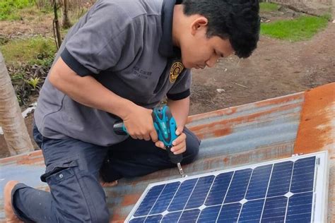 Foto Mahasiswa Unja Bangun Plts Untuk Penerangan Jalan Umum Di Desa Ini