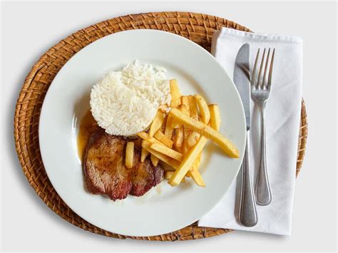 Prato De Bife Executivo Batatas Fritas E Arroz Comida Tradicional