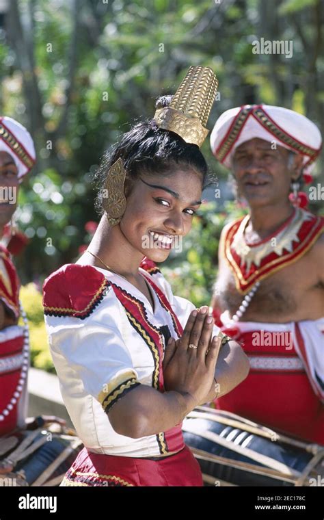 Asiasri Lankakandyportarit Of Smiling Pretty Female Kandyan Dancer