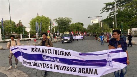 Puluhan Warga Jogja Gelar Aksi Damai Di Titik Nol Kilometer Untuk Tolak