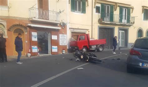 Il Vescovado Incidente Tra Scooter All Ingresso Di Minori Conducenti