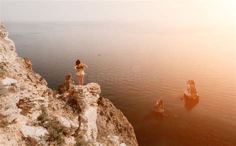 Mar De Viajes De La Mujer Feliz Turista Disfrutando Tomando Fotos Al