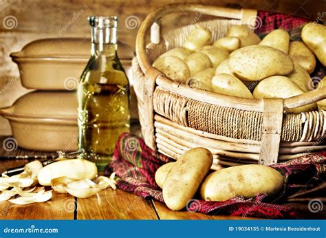 Stilleven Van Aardappels In Een Mand Stock Afbeelding Image Of Groep