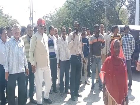 Cement Factory Workers Protested सीमेंट फैक्ट्री के मजदूरों का कलेक्