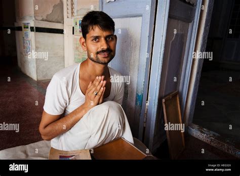 Jain Hombre Haciendo Namaste Gesto A Un Monasterio Jain En Sarnath