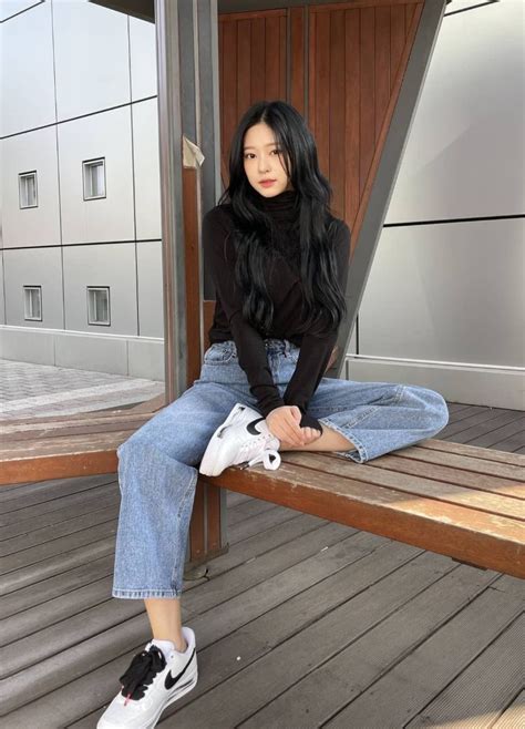 Top giày sneaker nữ chính hãng giá tốt và các dòng đang hot nhất hiện nay Thời trang Việt
