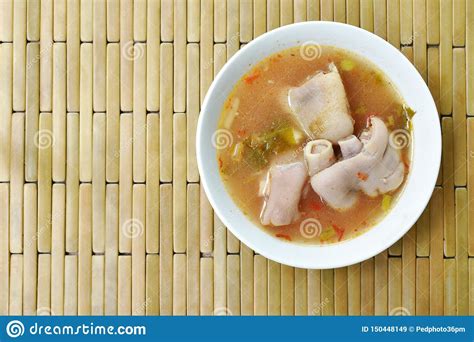 Junta Picante Fervida Da Carne De Porco Na Sopa De Tom Yum Na Bacia