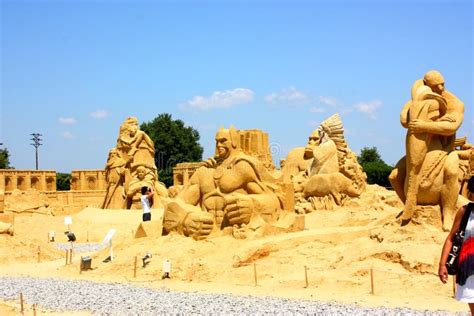 Insabbi Le Sculture Vicino Al Pilastro Alla Spiaggia Del Nord Immagine